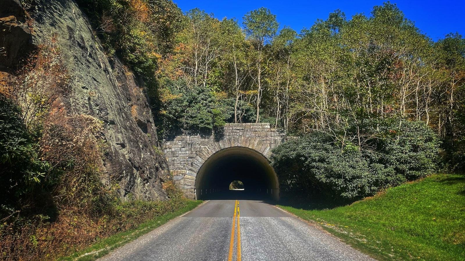 Blue Ridge Parkway: Immersing⁤ in the Scenic Beauty of the Appalachian‌ Mountains